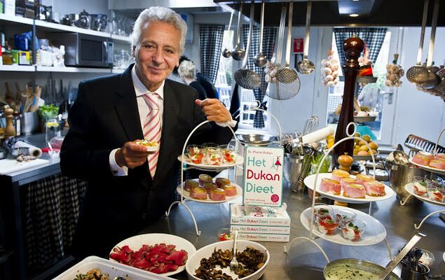 Pierre Dukan rodeado de comidas saludables
