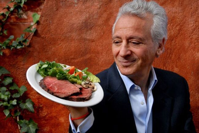 Piedra Ducan con un plato de carne y verduras