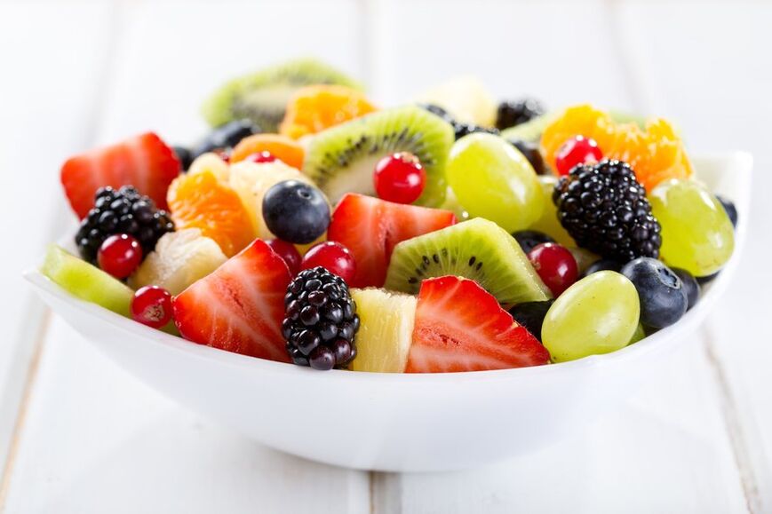 Ensalada de frutas en el menú de la dieta favorita